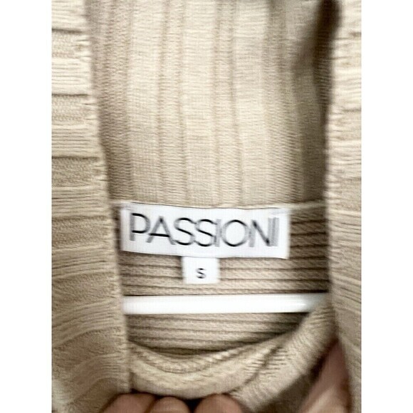 Passioni  Oversized Pearl Camel Tan Sweater Beaded Mock Neck Size Small Shirt - Picture 9 of 9